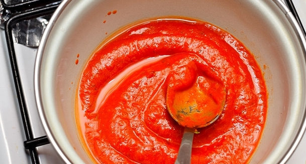 1. Этап. Томатный соус для пиццы: Соус варить на медленном огне. Добавить сахар. Соус должен стать густым.