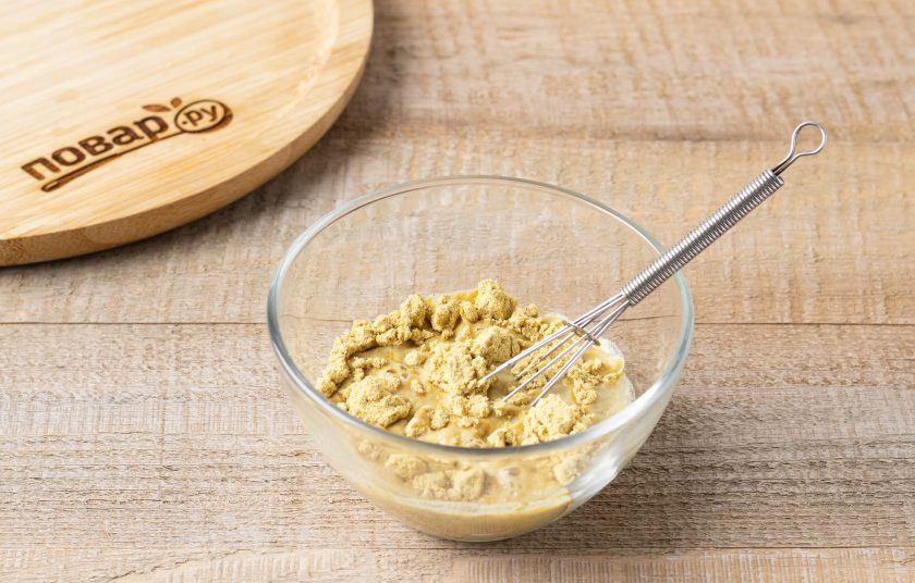 1. Этап. Сладкая горчица: В горчичный порошок постепенно вливайте воду и перемешивайте, чтобы не оставалось комочков.