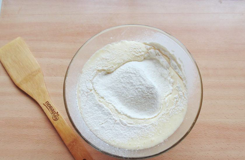 1. Этап. Старомодный яблочный пирог: Всыпьте просеянную муку.