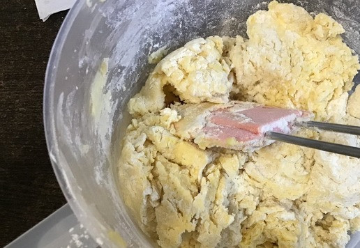 1. Этап. Печенье Вертушки: Добавьте мучную смесь и перемешайте до образования влажных камешков.