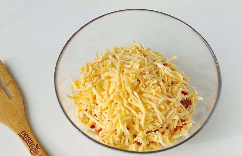 1. Этап. Штрудель с рыбой: Добавьте к рыбе тертый сыр.