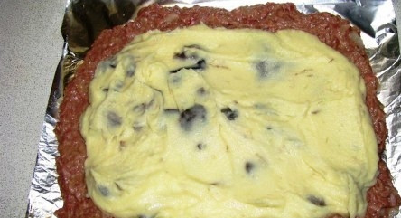 1. Этап. Мясной рулет с картофелем: Теперь сверху на фарш выкладываем слегка остывшее пюре с грибами.