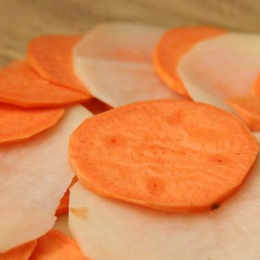 1. Этап. Картофельная запеканка с сырным соусом: 2. Смазать маслом стеклянную форму для выпечки. Равномерно выложить половину картофеля на дно формы. Посыпать половиной измельченного тимьяна, соли, черного молотого перца и тертого сыра.