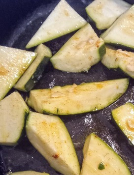 1. Этап. Цуккини, запечённые с фетой, с лимоном: Разогреть духовку до 220С. В форму для запекания выложить цуккини, сверху полить соусом.