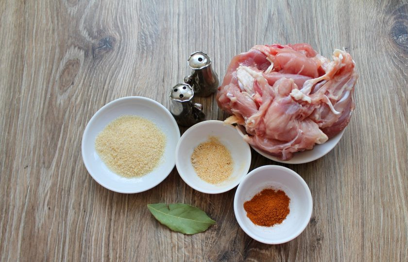 1. Этап. Сальчичон из курицы: Подготовьте все необходимые ингредиенты для приготовления сальчичона из курицы.