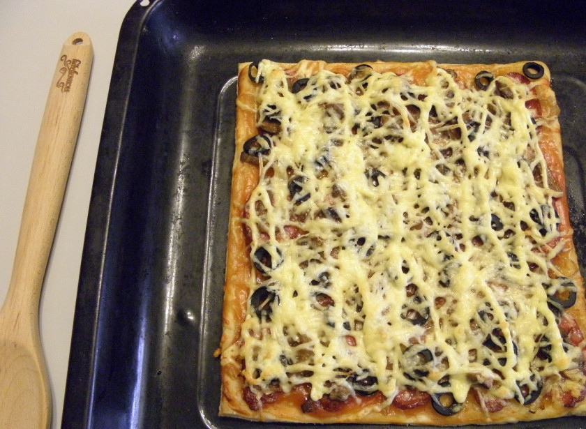 1. Этап. Пицца из слоеного теста в духовке: Пицца готова! Приятного аппетита!