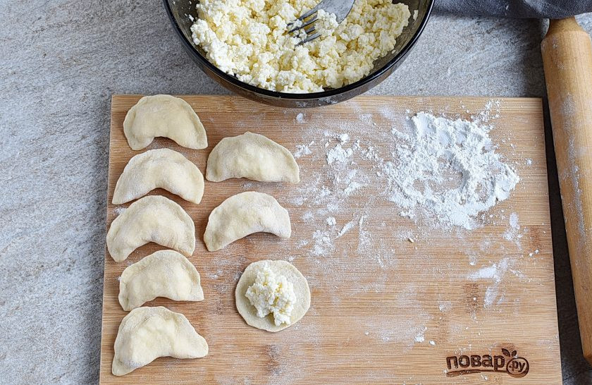 1. Этап. Вареники с адыгейским сыром: Выложите по полной чайной ложке начинки и слепите некрупные вареники.