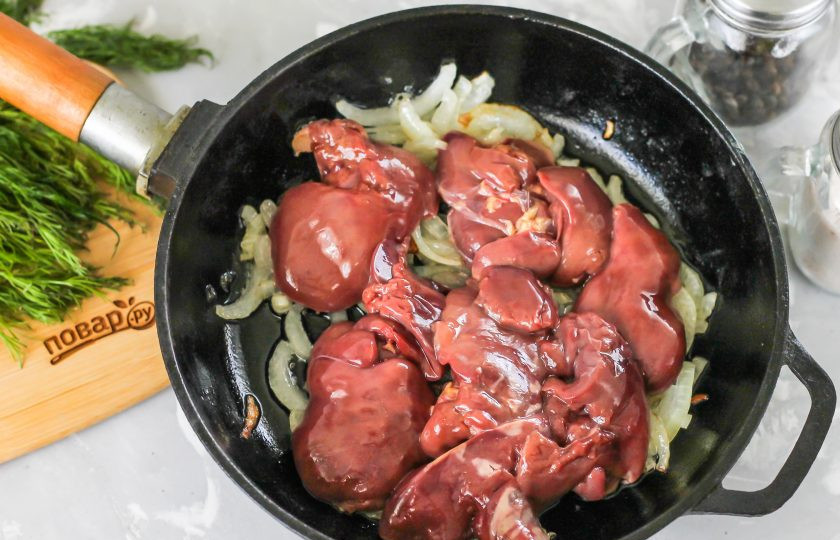 1. Этап. Куриная печень с помидорами: В это время промойте куриную печень, срежьте с нее пленки и выложите на румяный лук. Обжарьте еще 3-4 минуты, желательно под крышкой, так как субпродукт имеет свойство 