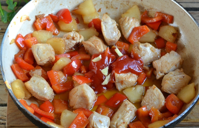 1. Этап. Курица в кисло-сладком соусе с ананасами: Добавьте кетчуп, мелко нарезанный имбирь и жарьте до готовности. Можно добавить еще немного соевого соуса и мелко нарезанный чеснок.