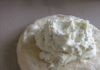 1. Этап. Осетинский пирог с картошкой: Тесто разделите на несколько частей. Раскатайте каждую в блин. В центр положите начинку.