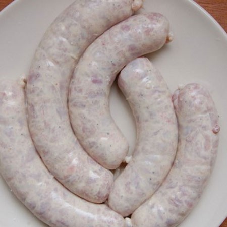 1. Stage. Czech wine sausages: Cleanse the bowels and rinse well. Fill them with minced meat using a special nozzle on the meat grinder, and you can also cut the neck off the bottle or cram with a spoon. Tie sausages with thread in some places dividing into small sausages.