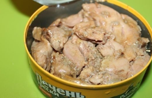 1. Этап. Салат слоеный: 2. Параллельно подготовьте печень трески. Я советую слить лишнее масло, чтобы салатик не был слишком жирным.