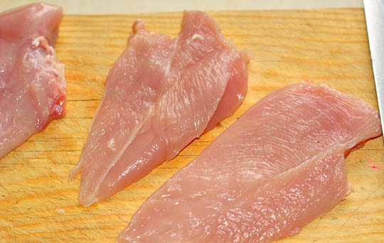 1. Этап. Стейк из курицы: Если у вас куриная грудка на косточке, аккуратно отделите мясо от кости. Каждую часть куриной грудки разделите пополам.