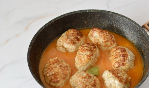 1. Этап. Свиные котлеты в томатной подливке: Влейте эту смесь в сковороду, добавьте по вкусу соль, сахар, лавровый лист (или другие специи). Убавьте огонь до минимального и доведите котлеты до готовности, накрыв сковороду крышкой. Свиным котлетам достаточно потушиться в подливке 15-20 минут и они приготовятся.