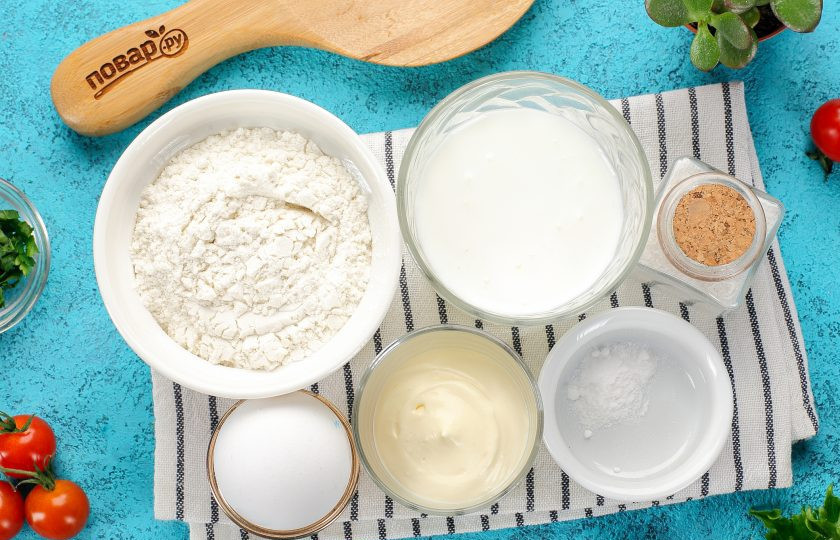 1. Этап. Заливное тесто на майонезе и кефире: Подготовьте все ингредиенты. Кефир желательно взять комнатной температуры.