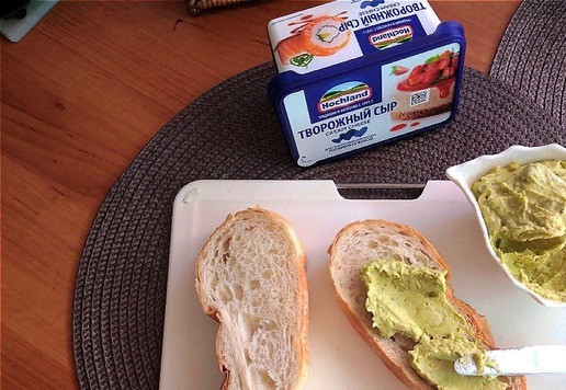 1. Этап. Паштет из горошка и творожного сыра: Я делаю на завтрак. Два ломтя чиабатты подсушила на сухой сковороде. Сосиски выложила на эту сковороду и подрумянила, предварительно их надсекла по всей длине, не прорезая. Намазываем щедро паштет на чиабатту.