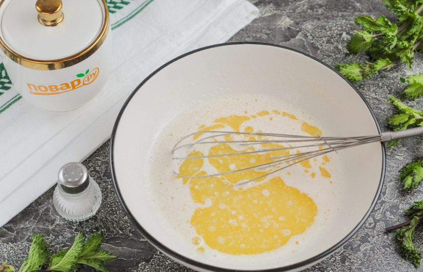 1. Этап. Печенье с клубникой и шоколадом: Куриное яйцо вбейте в глубокую емкость и взбейте с сахаром и солью 1-2 минуты. Добавьте сметану любой жирности и растопленное сливочное масло, еще раз все взбейте.