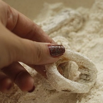 1. Этап. Кольца кальмаров в кляре с соусом: 5. Обваляйте кольцо в смеси из крахмала и порошков лука и чеснока.