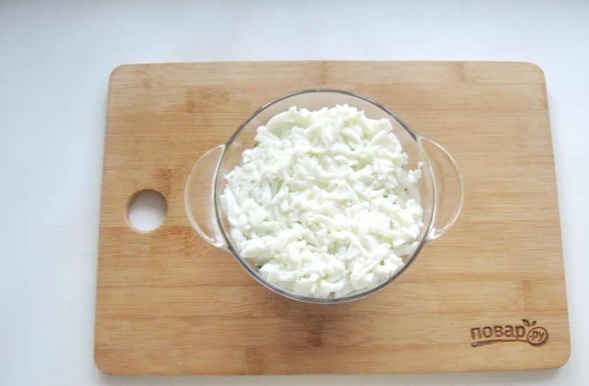 1. Этап. Салат Аристократ с курицей: Яйца сварите вкрутую, охладите и очистите. Отделите белки от желтков. Белки натрите на терке и выложите на слой лука.