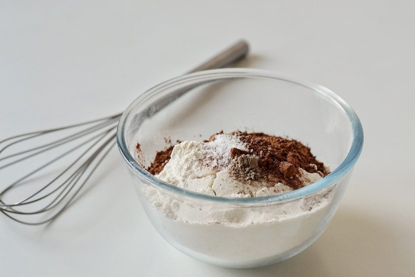 1. Этап. Шоколадный торт с кардамоном: Просейте муку, добавьте соль, кардамон и порошок какао, перемешайте венчиком.