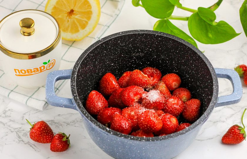 1. Этап. ПП варенье из клубники: Всыпьте сахарозаменитель или добавьте сироп стевии, другие сладкие пряности.