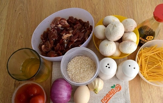 1. Этап. Соба Меши в итальянском стиле: Подготовьте необходимые продукты. Говядину нарежьте на тонкие ломтики. Лук, чеснок и грибы промойте и очистите. Спагетти поломайте на 5 равных частей.