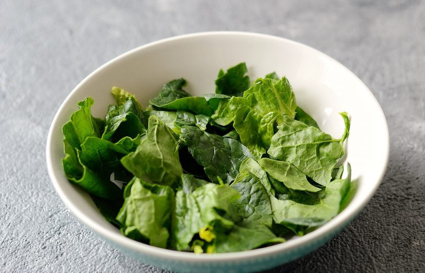 1. Этап. Салат со шпинатом, орехами и гранатом: Шпинат помойте, обсушите и порвите руками. Заправьте листья, перемешайте, чтобы соус равномерно распределился.