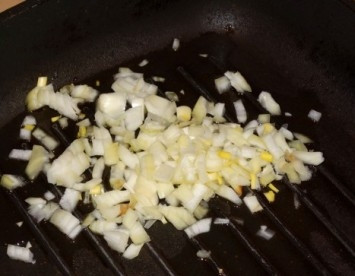 1. Этап. Свиха: Чистим лук и нарезаем мелкими кубиками. Разогреваем сковороду с растительным маслом и обжариваем лук до легкого золотистого цвета.