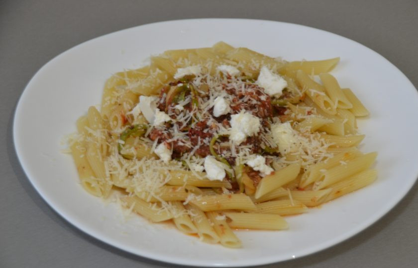 1. Этап. Паста Алла Норма: Щедро посыпьте тертым пармезаном.