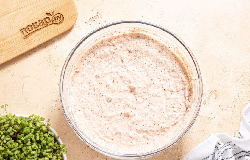 1. Этап. Хлеб из киноа: Смесь станет гуще и плотнее.