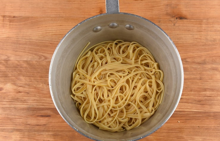 1. Этап. Паста терияки: Пока займитесь пастой. В кипячёную подсоленную воду выложите лингвини. Отварите их до состояния 