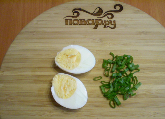 1. Этап. Летний суп из моркови: 7. Отвариваем яйцо. Рубим зелень.