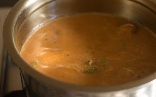 1. Этап. Чай с молоком и имбирем: 6. Доведите до кипения и снимите с огня.