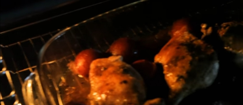 1. Этап. Ароматные хрустящие утиные ножки со сливами: 7. Через час уберите фольгу, переверните ножки и повысьте температуру до 200 градусов. Оставьте приблизительно на 30 минут (до возникновения золотистой хрустящей корочки).