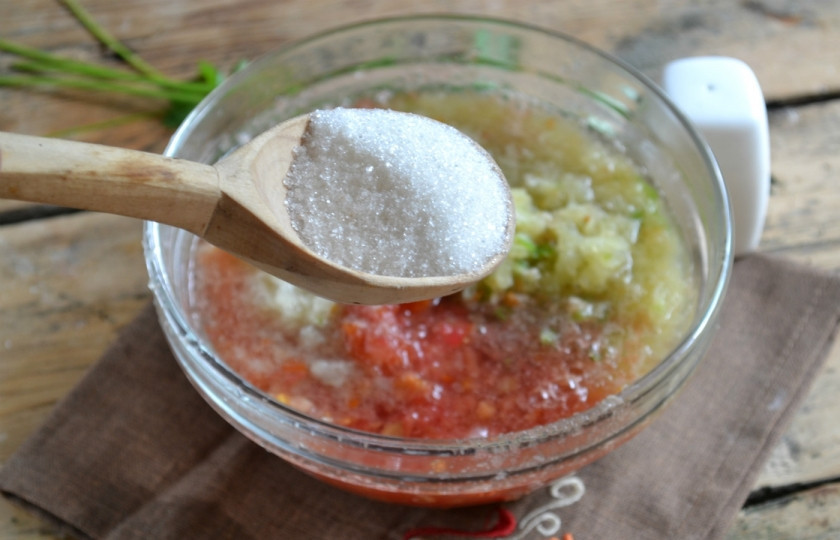 1. Этап. Аджика с хреном сырая: Добавьте сахар, чтобы придать аджике необходимую сладость. Хорошо перемешайте.