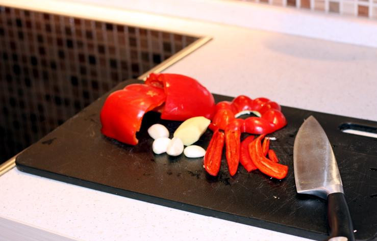 1. Этап. Острые бутерброды с креветками: Овощи чистим, из перцев достаем и выбрасываем семена - от них и исходит вся острота.