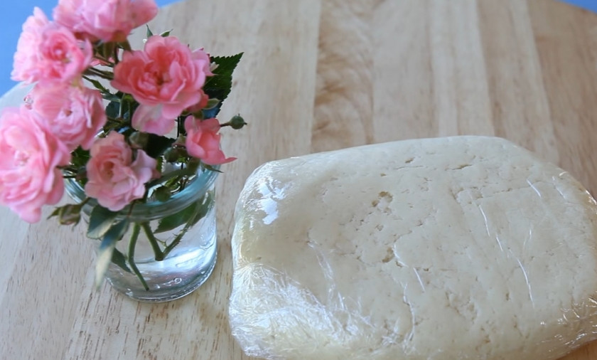 1. Этап. Творожное печенье Розочки: 4. Поместите тесто в пленку, оставьте его в холодильнике минимум на 2 часа.