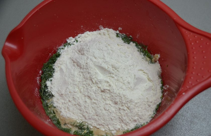 1. Этап. Хлеб с укропом: Всыпьте просеянную муку.