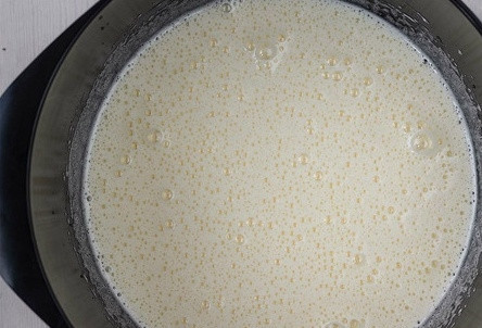 1. Этап. Датский Пирог мечты: 2. Растопите и остудите сливочное масло. Добавьте его к яйцам вместе с молоком. Перемешайте все до однородности. Для аромата добавьте ванильный экстракт.