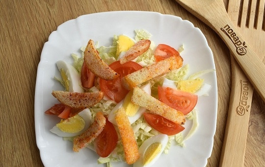 1. Этап. Салат с гренками и сыром: Теперь гренки, посолите все по вкусу. Учитывайте, что фета довольно соленая.