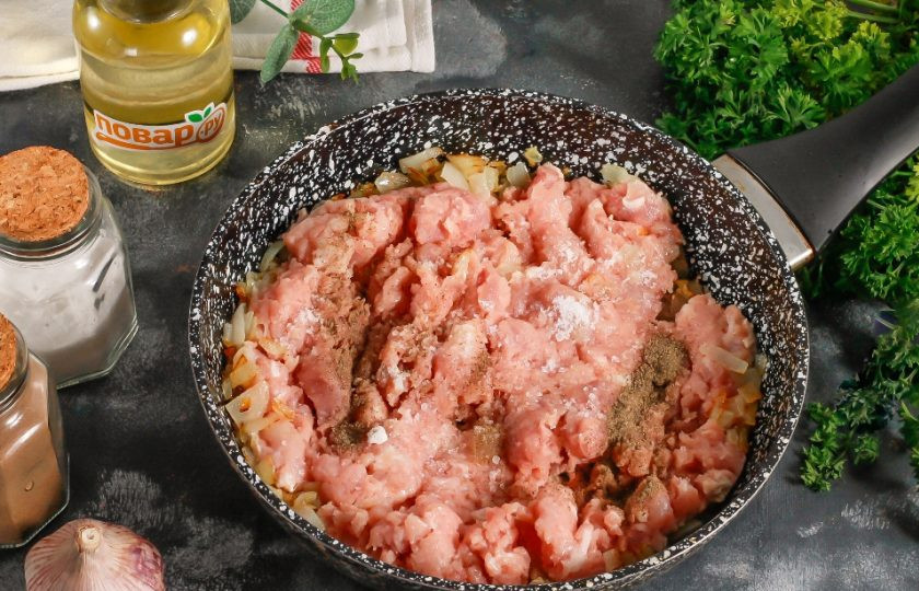 1. Этап. Пирог с мясом из теста Фило: Выложите мясной фарш и всыпьте соль, молотый черный перец. Добавьте и другие специи, пряности по вкусу, если хотите. Обжарьте фарш примерно 10 минут, время от времени перемешивая. За 2 минуты до окончания жарки спрессуйте в емкость очищенные зубчики чеснока и перемешайте.