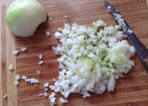 1. Этап. Чебуреки из слоеного теста: Очистим и мелко нарежем репчатый лук.