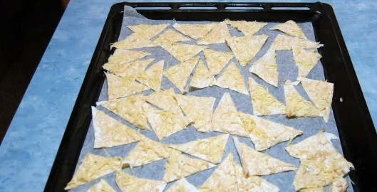 1. Этап. Домашние чипсы из лаваша: 6. Отравляем в духовку на 15 минут. Температуру выбирайте среднюю (примерно 170-180 градусов).