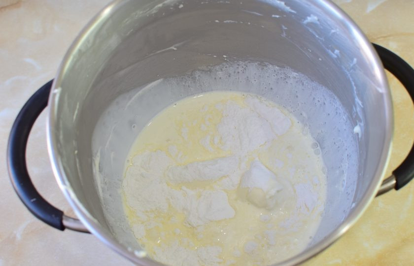 1. Этап. Клубнично-маковый торт: Для приготовления крема возьмите половину сливок, творожного сыра и сахарной пудры. Взбейте в пышный густой крем.