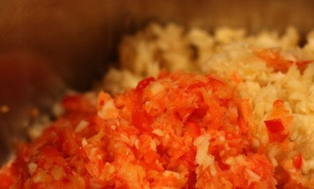 1. Этап. Аджика на зиму: Сладкий перец очищаем от семян и отрезаем место крепления плодоножки, перекручиваем перец через мясорубку или измельчаем в блендере, выкладываем его к остальным овощам.