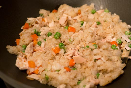 1. Этап. Рис с курицей на сковороде: 7. Готовое блюдо украсьте омлетом и подавайте горячим.