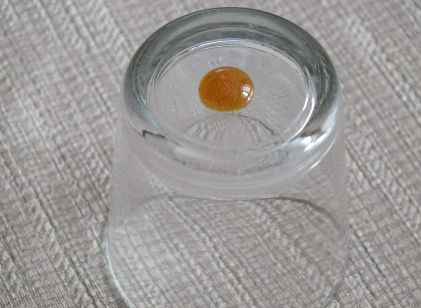 1. Этап. Леденцы без сахара: Для того, чтобы узнать готовы ли леденцы, возьмите стакан, некоторое время охладите его в морозилке и капните уваренный сироп на перевернутое донышко стакана. Если капля не растекается и хорошо держит форму, застывает, то леденцы готовы для разлива в формы.