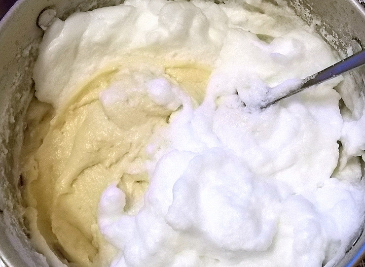 1. Этап. Малиновая бубланина: аккуратно введите белки в тесто и перемешайте до однородного состояния.