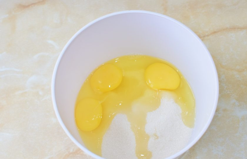 1. Этап. Торт Северный мед: Яйца смешайте с сахаром. Затем, постоянно мешая, введите медовую массу.