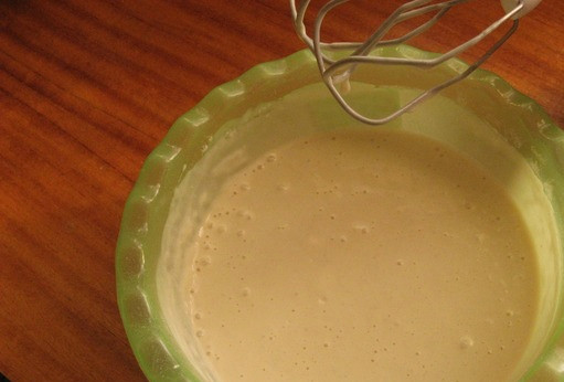 1. Этап. Быстрый пирог с сёмгой: В миске взбиваем яйца с майонезом и просеянной мукой. Добавляем молоко и соду на кончике ножа. Все взбиваем. Получается жидкое тесто, похожее по консистенции на сметану.